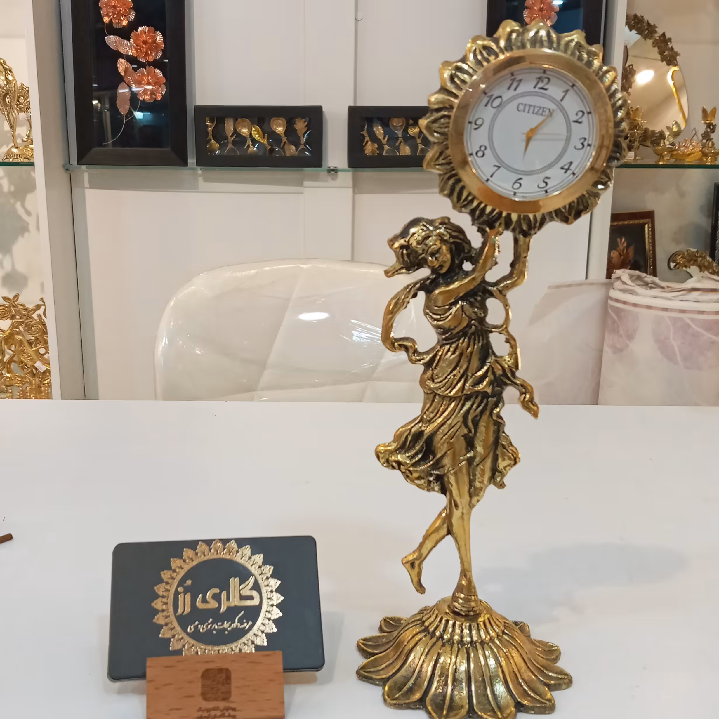 ساعت رومیزی برنجی ( برنز) طرح بانوی نوازنده. سیاه قلم شده .بدون تغییر رنگ. کیفیت درجه یک