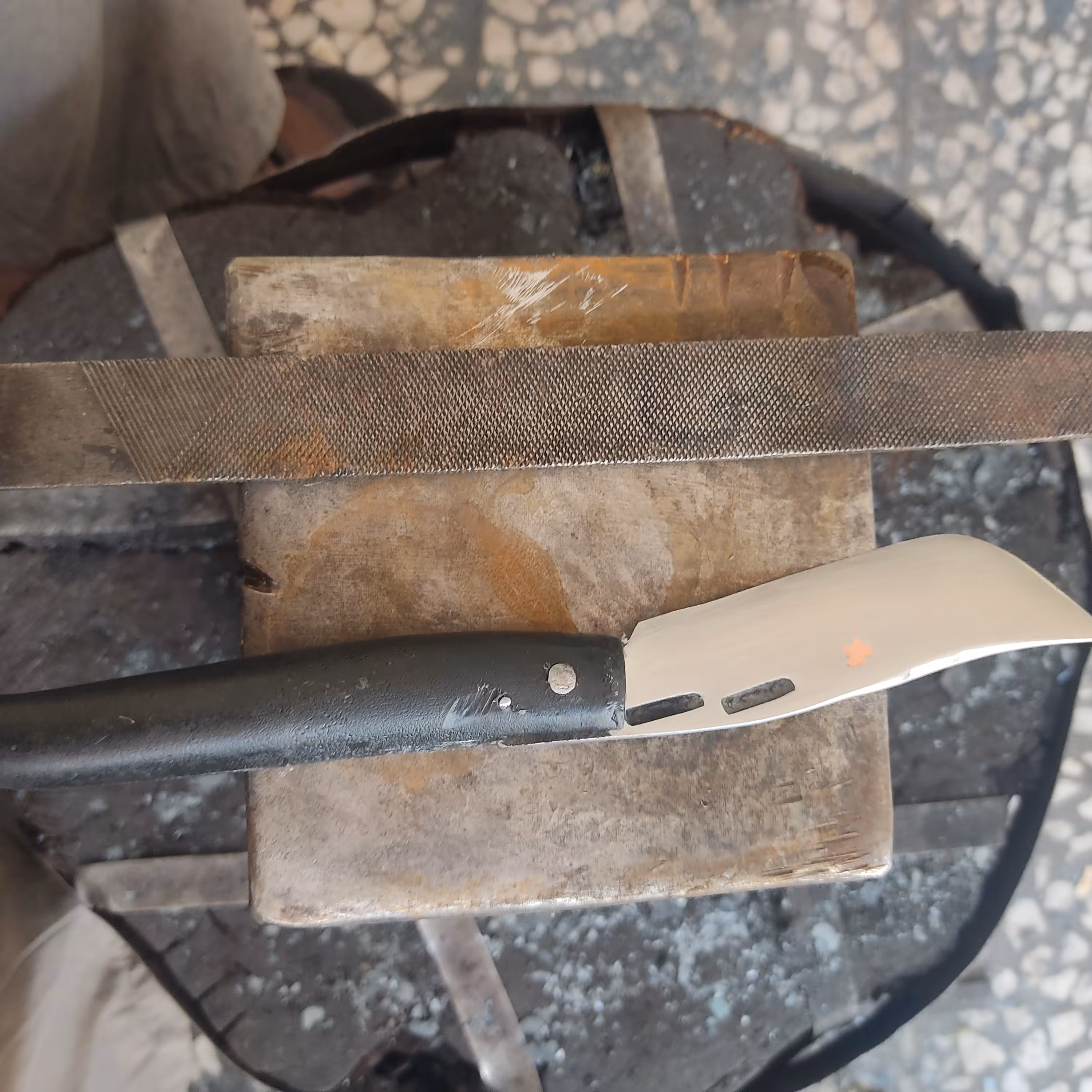 چاقو پیوندی دسته مشکی جنس سوهان وزن 70گرم طول تیغه چاقو 12با دسته 23س پهنی چاقو 3سامتبمتر 