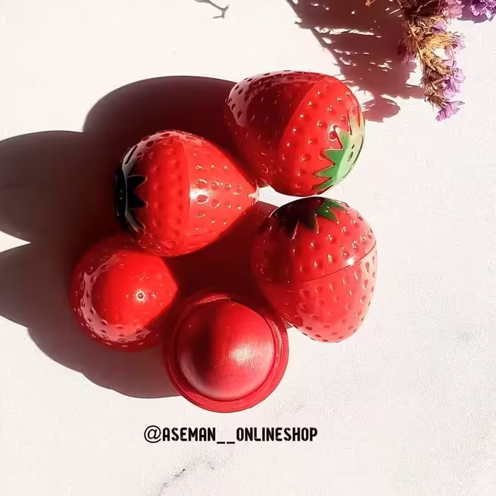 بالم لب توت فرنگی  دارای رنگ طبیعی و ملیح نرم کننده لب 