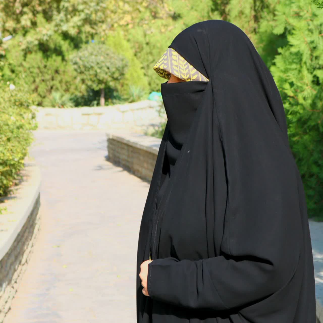 چادر لبنانی نقابدار با پوشیه متحرک ،جلو دکمه مخفی ،کرپ کریستال ،