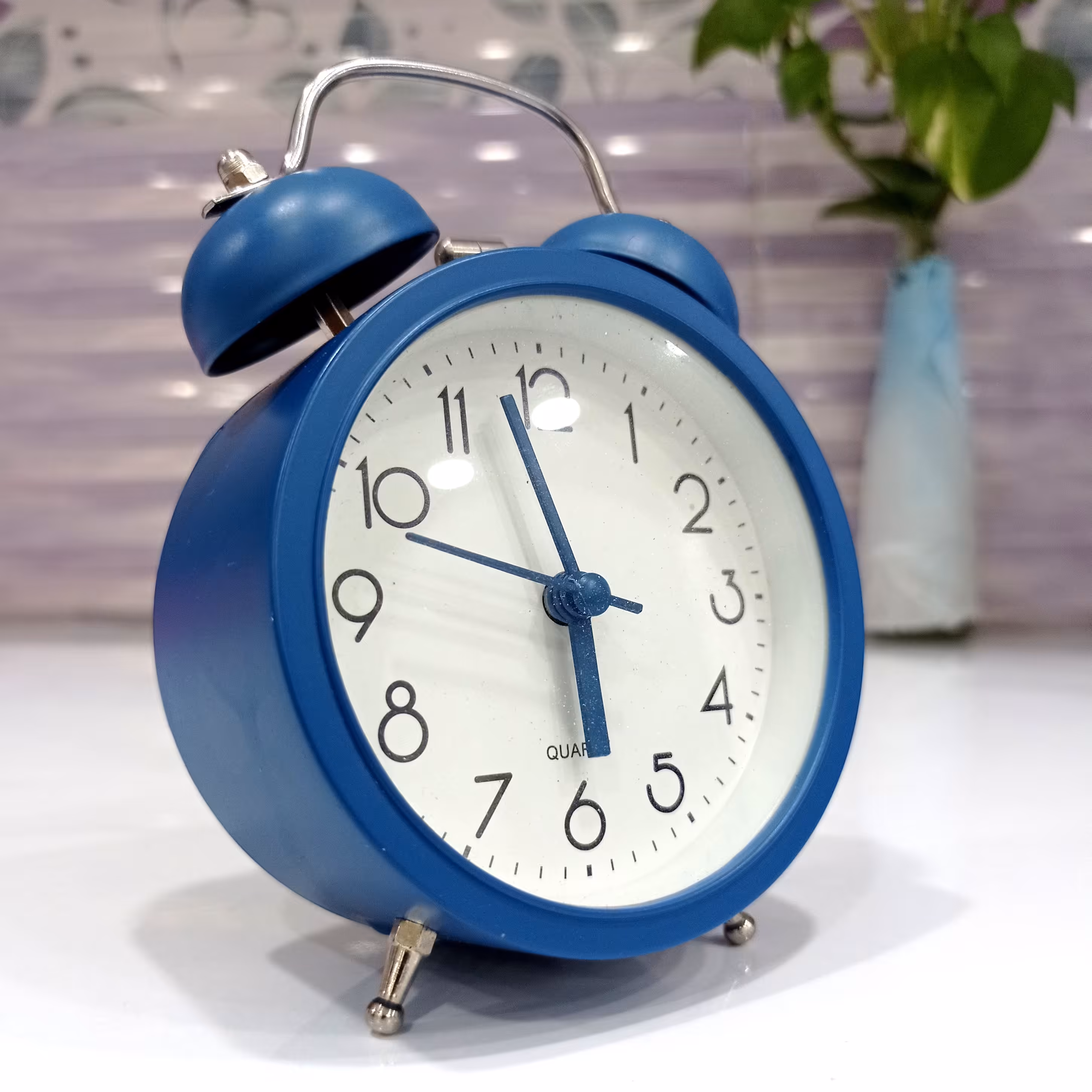 ساعت رومیزی شماطه دار ( زنگ دار ) آبی
تیره 
