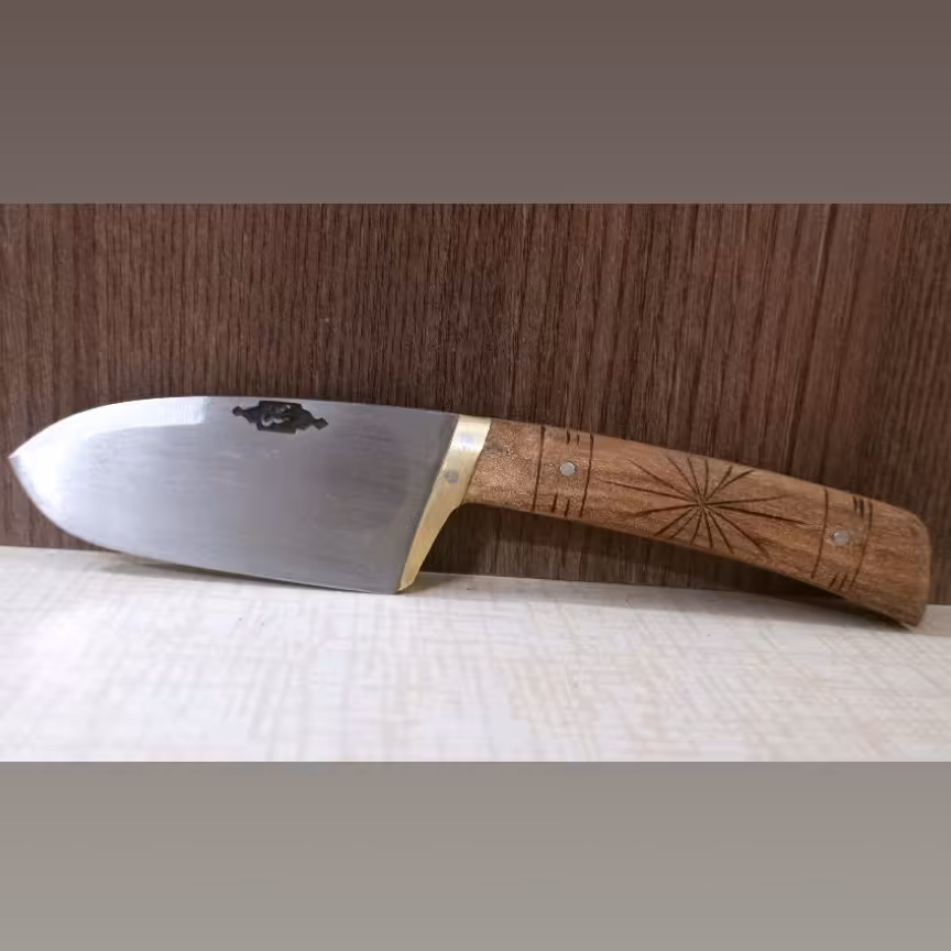 چاقو تیزی بادوام همراه غلاف