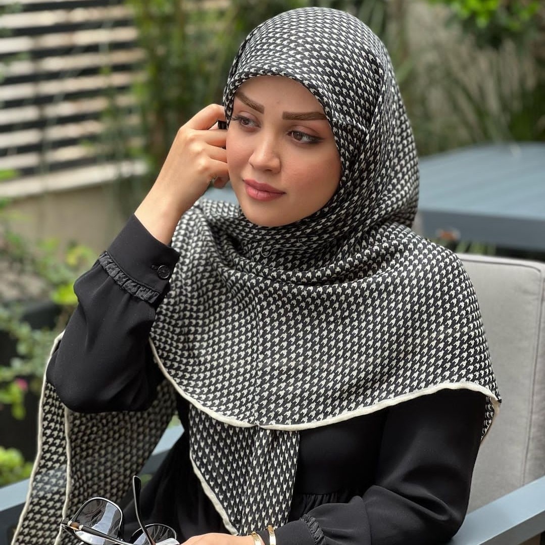 روسری نخی وارداتی طرح پیچازی قواره 140 در سه رنگ.خنک و سبک