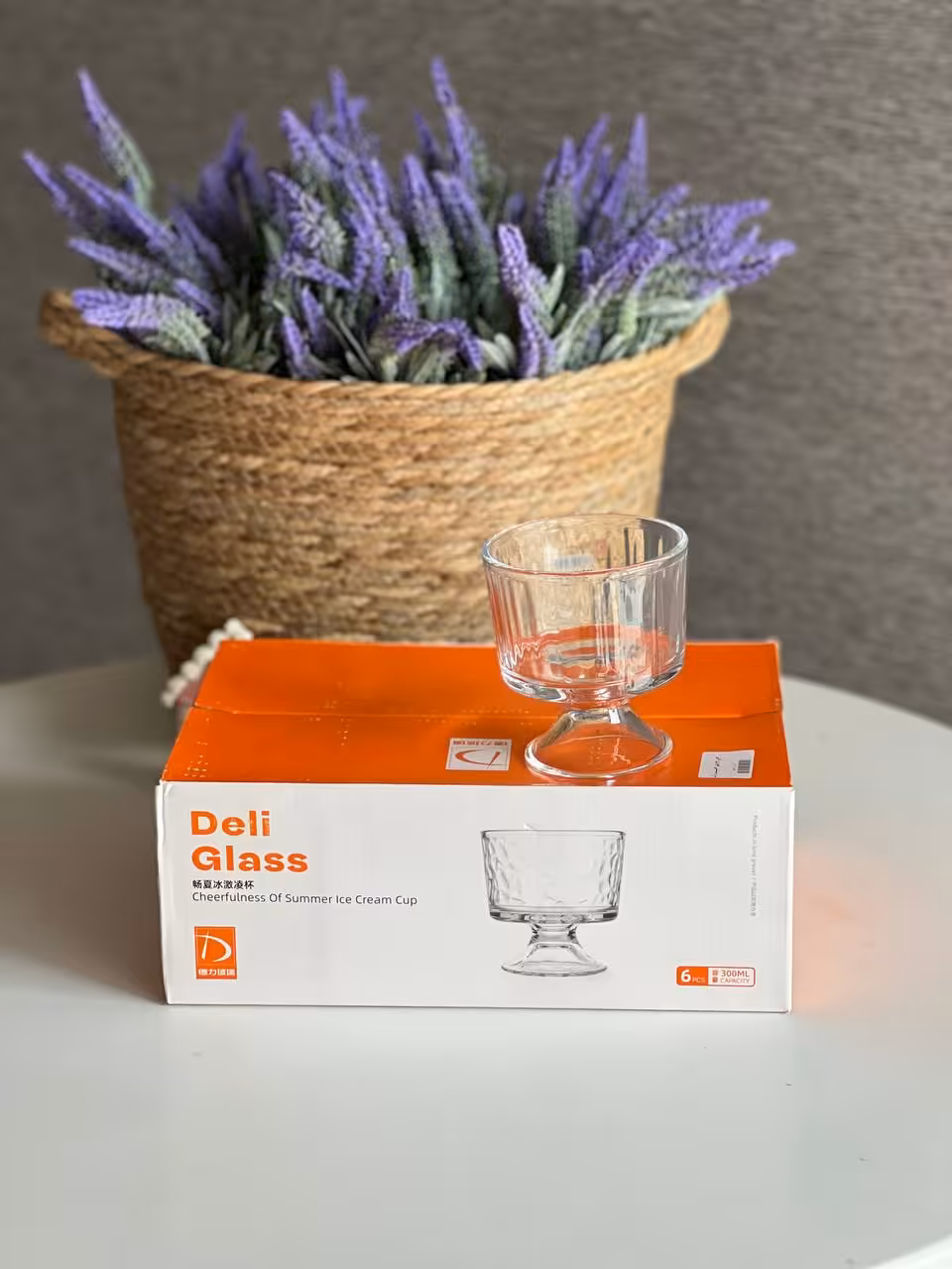 بستنی خوری و دسر خوری شیاردار دلی deli