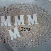 استند خام بتنی حرف M، اسم بی رنگ ، قابلیت رنگ آمیزی با رنگ اکرلیک، جنس پودر بتن هنری دلتا