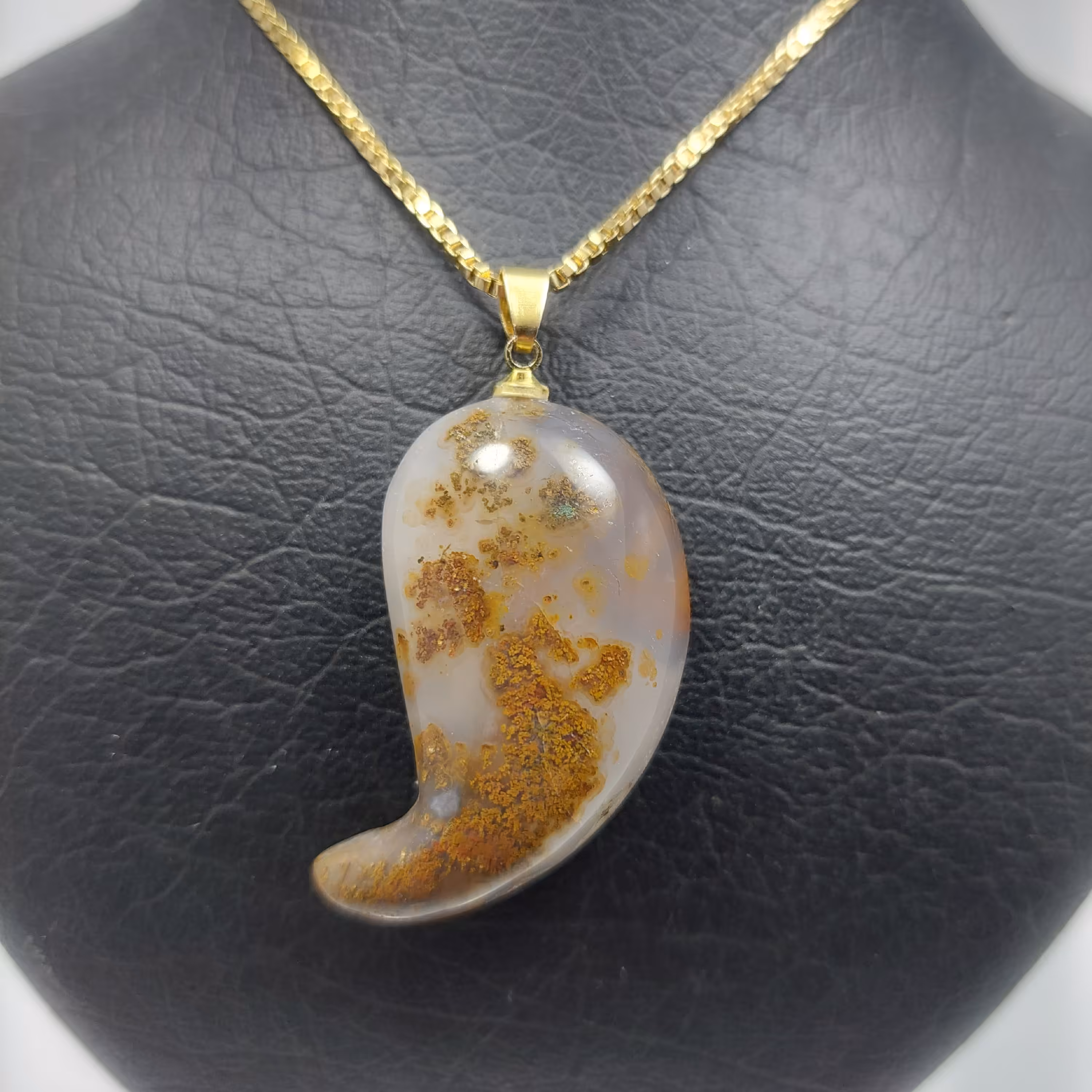 گردن آویز زیبای عقیق شجر دریایی با تراش فانتزی طرح ترمه با رنگ بندی زیبا با زنجیر استیل طلایی رنگ ثابت