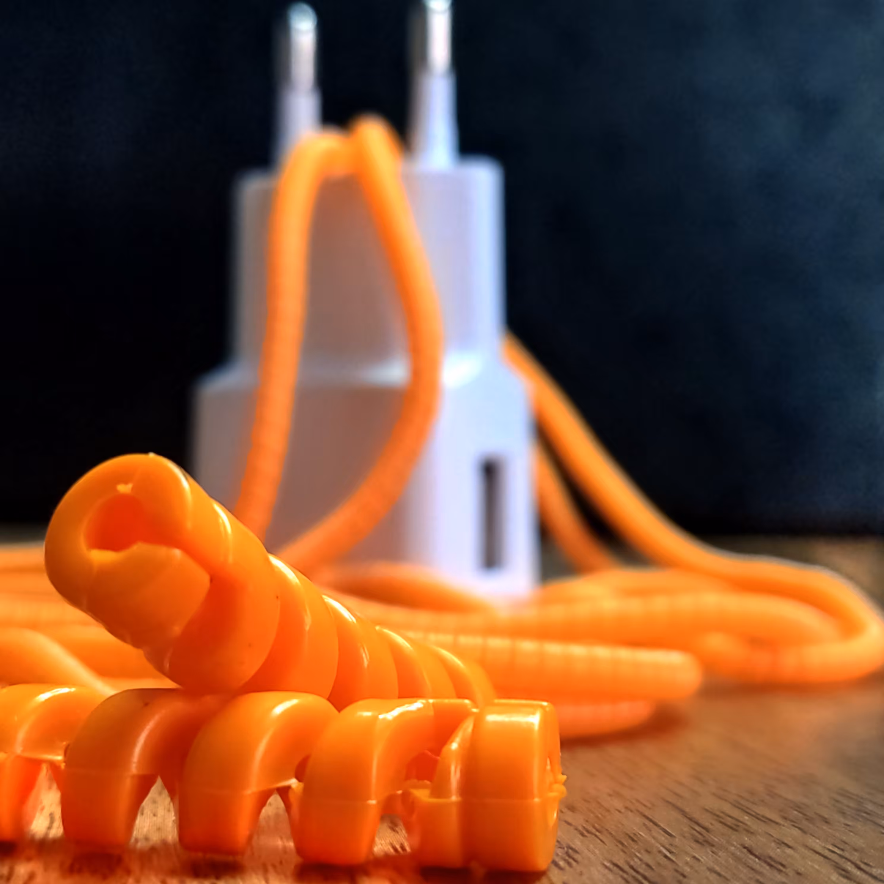 محافظ کابل شارژ فنری طول 1/5 متر به همراه دو عدد محافظ کابل سیلیکونی