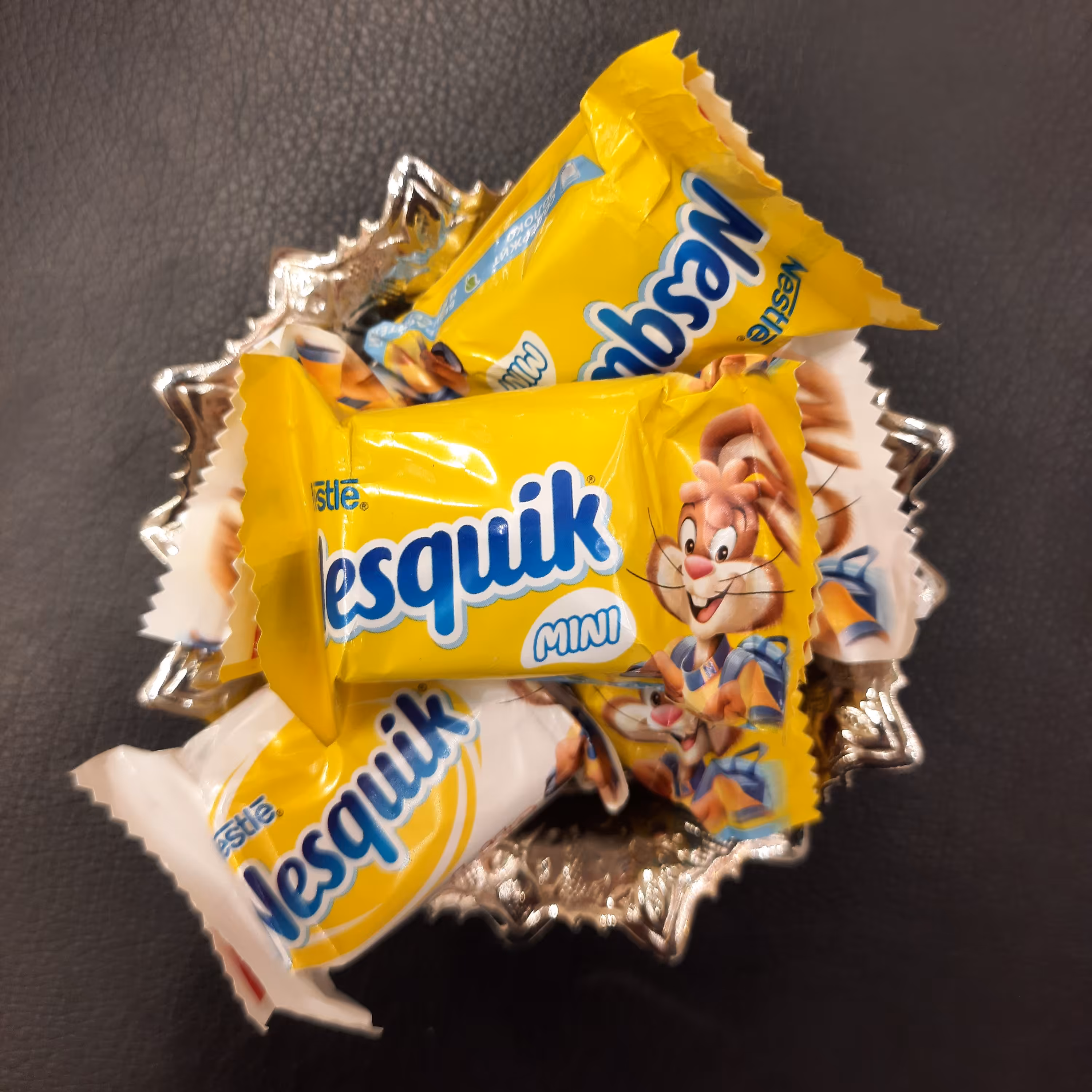 شکلات نسکوییک مینی شیری و شکلاتی