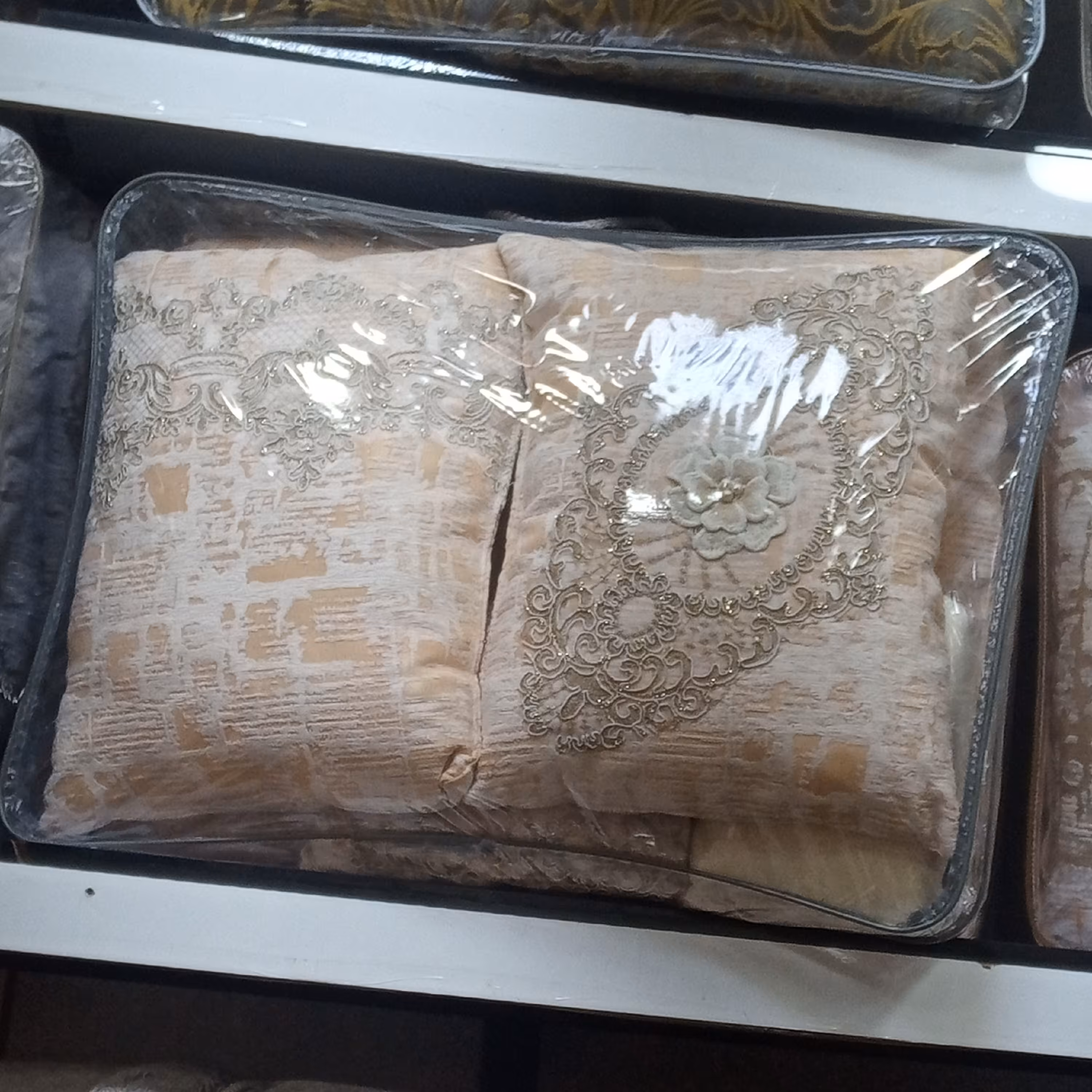 روتختی مخمل پنلی ترک دونفره درجه یک 8 تیکه دانتل دار کیفیت فوق العاده طرح ماربل شیک و خاص.