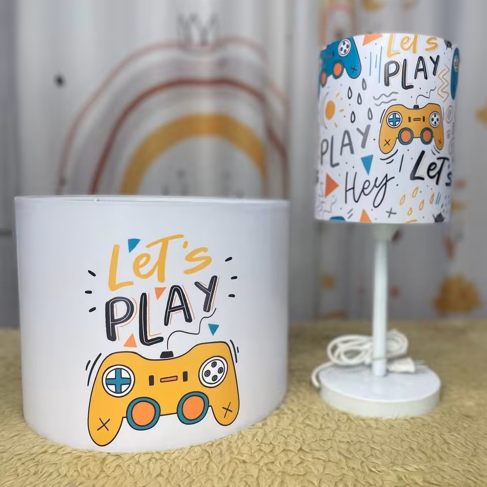 لوستر و آباژور رومیزی تم پسرانه سیسمونی کودک آرکولند جنس طلق نسوز درجه یک قابل شستشو