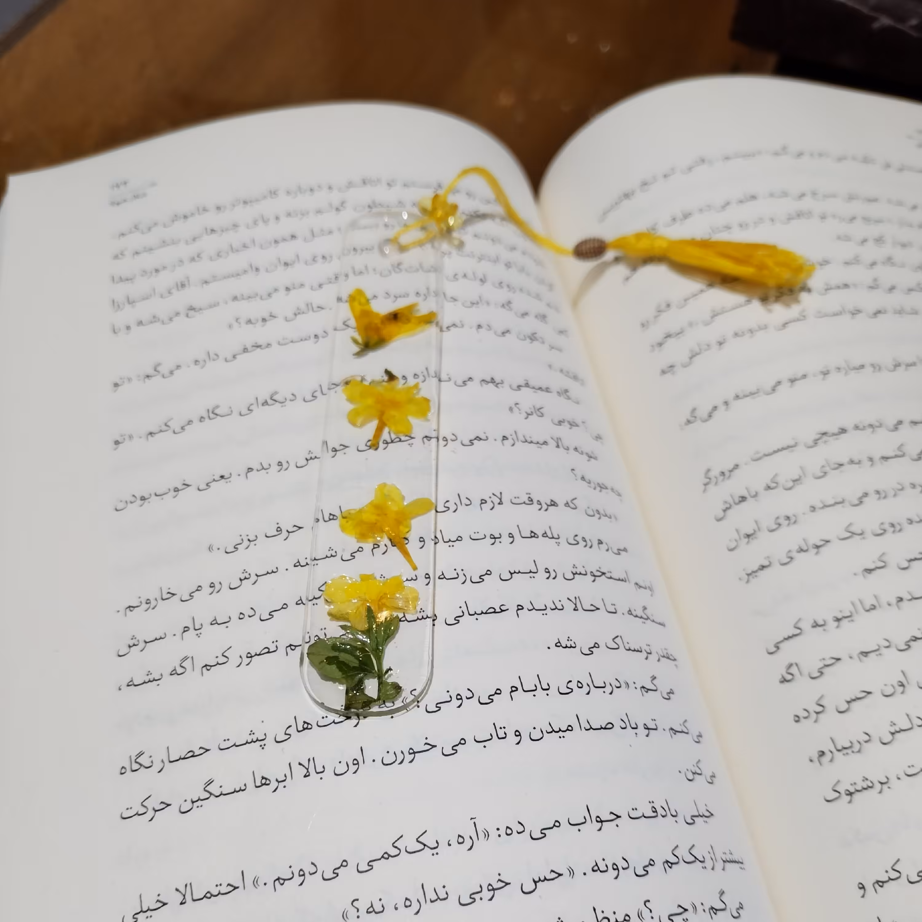 بوکمارک رزینی (نشانگر کتاب) طرح گل در ابعاد مناسب و کاربردی 