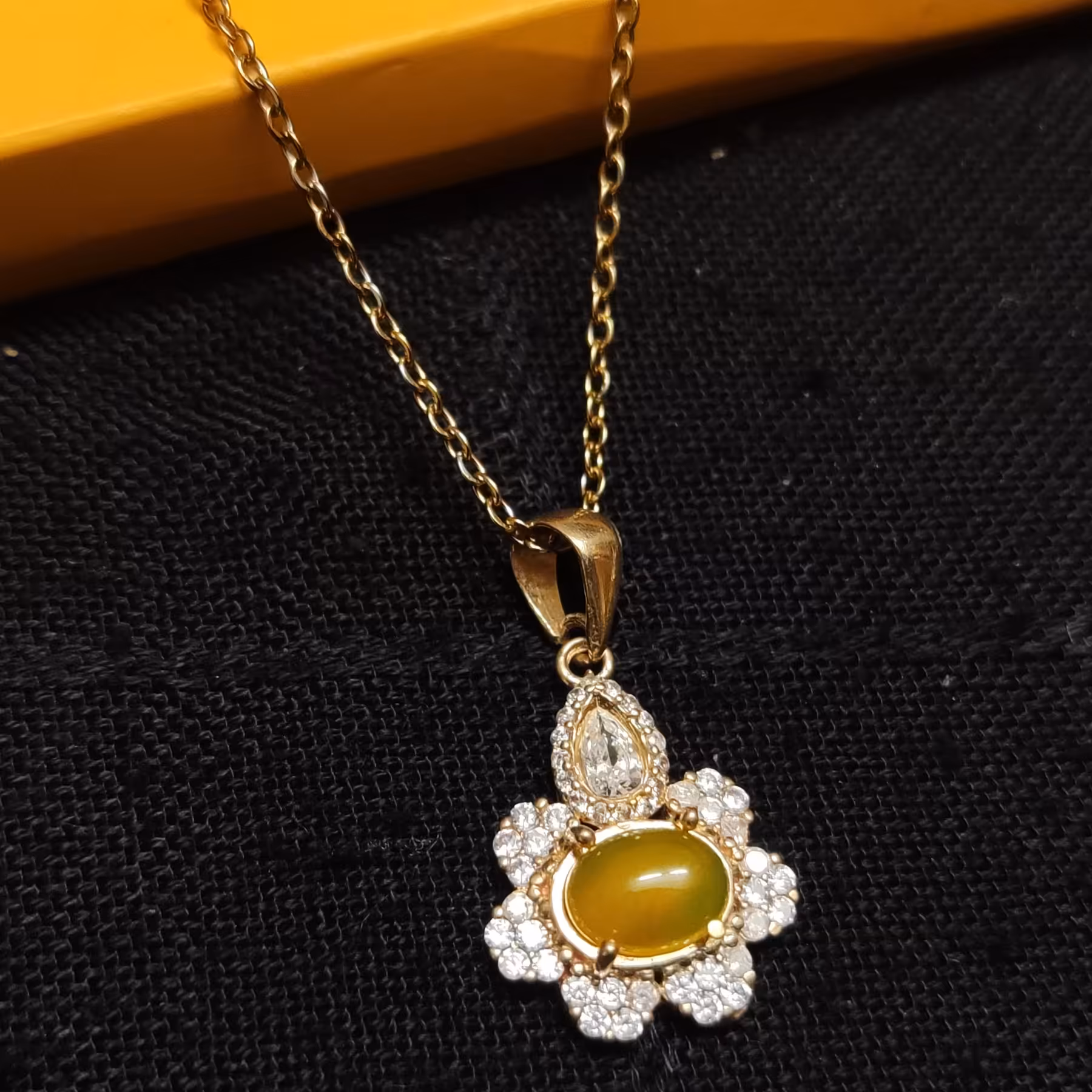 گردنبند طلاروسی رنگ ثابت نگین شرف الشمس کد 09 با زنجیر استیل رنگ ثابت