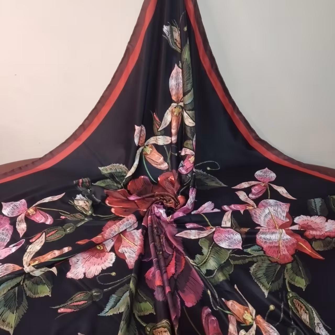 سلام به روی ماهتون 

ببینید امروز با چه کار خوشگلی اومدم خدمتتون

من اسم این کار را گذاشتم گلدوزی چون مثل گلدوزی زیباست 