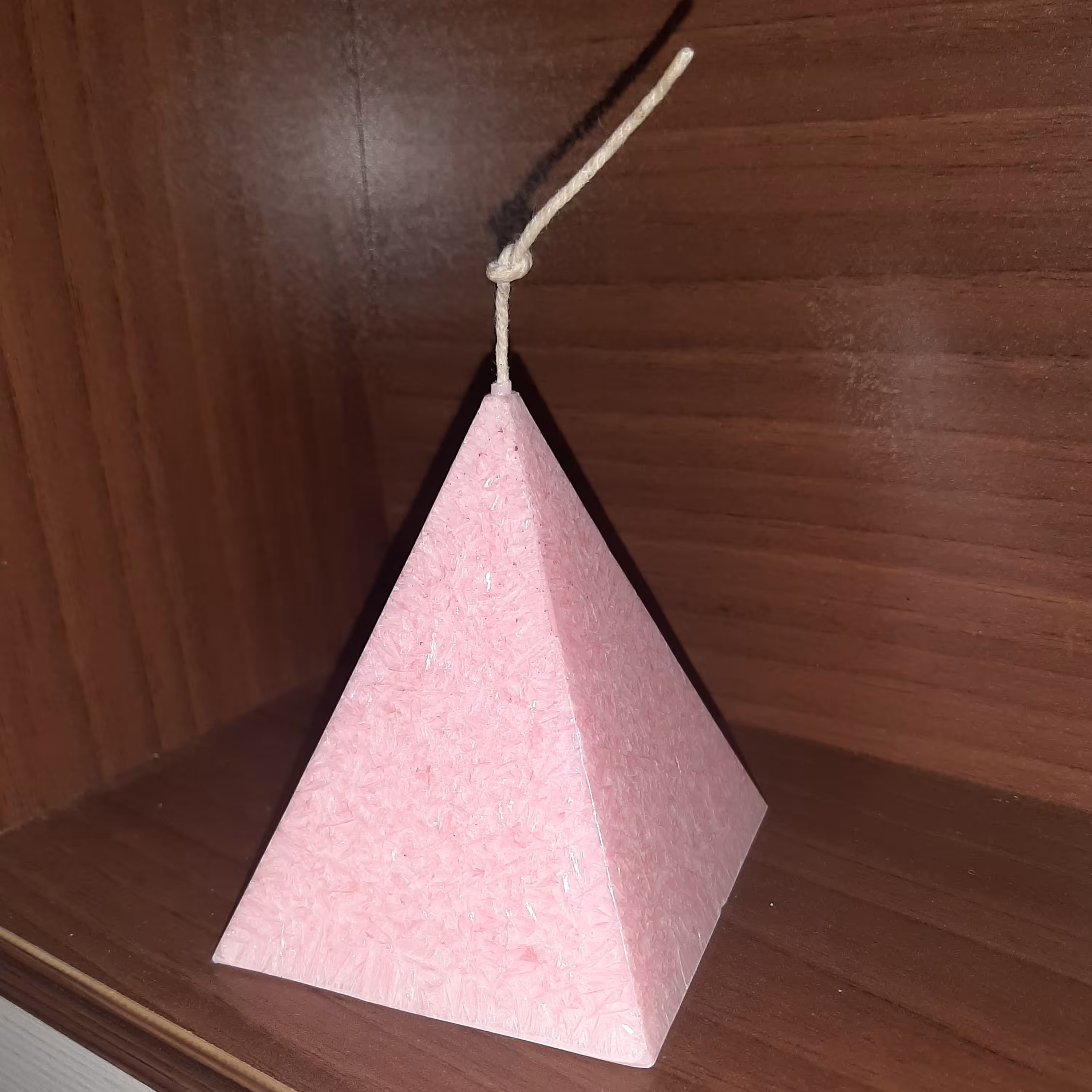 شمع هرمی با موم طبیعی بافت بلوری