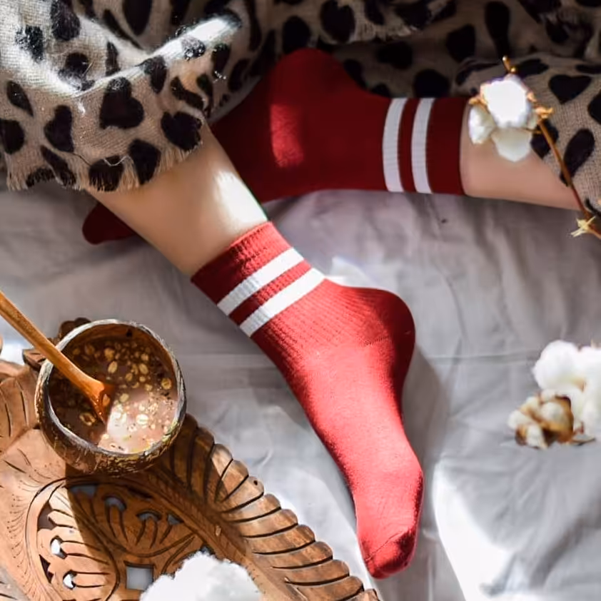 جوراب دوخط زمینه زرشکی نیم ساق نخ پنبه