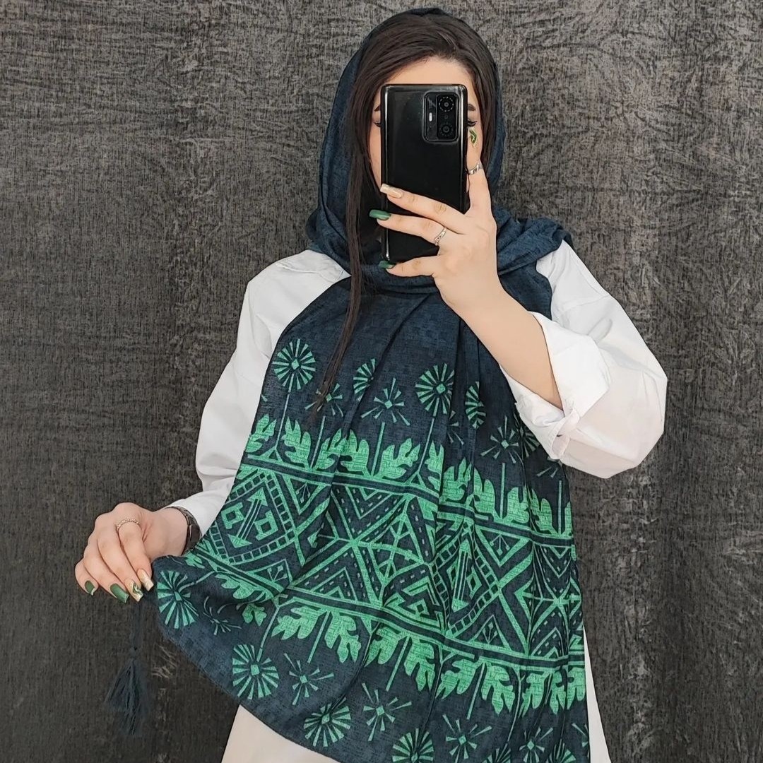 شال نخی چهارفصل سبک و راحت و ایستایی عالی چهار طرف کار منگوله دار و پشت کار سفید نیست به هیچ وجه چروک نمیشه و لیز نیست