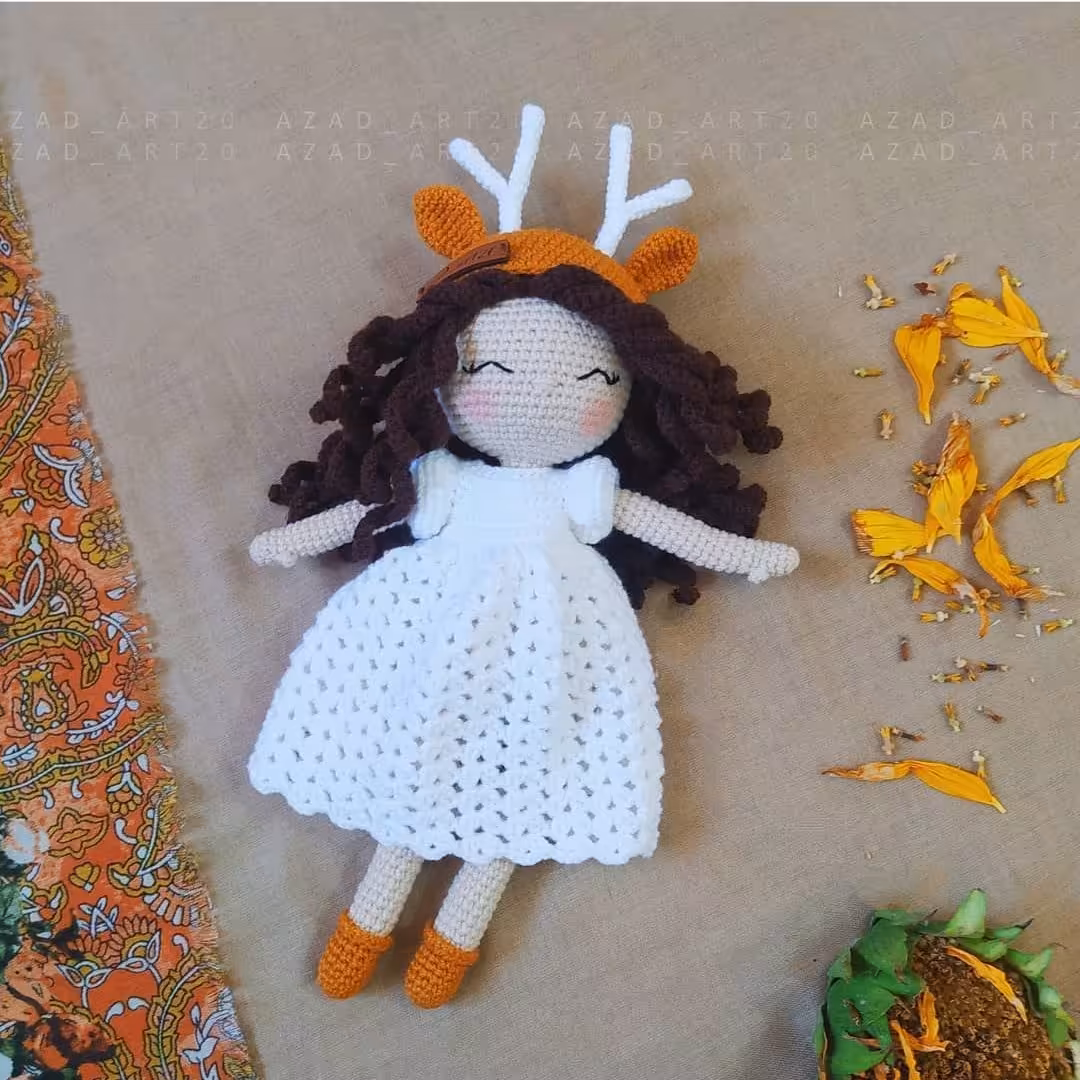 عروسک دستباف دختر با کلاه گوزن کد 009