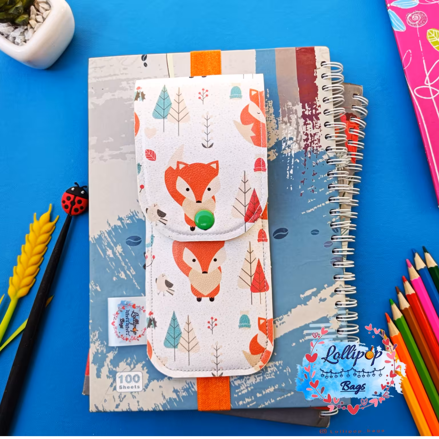 جامدادی کش دار طرح روباه، این جامدادی رو به خاطر داشتن کش می تونید دور دفتر و یا کتاب بزارید تا همیشه در دست رستون باشه