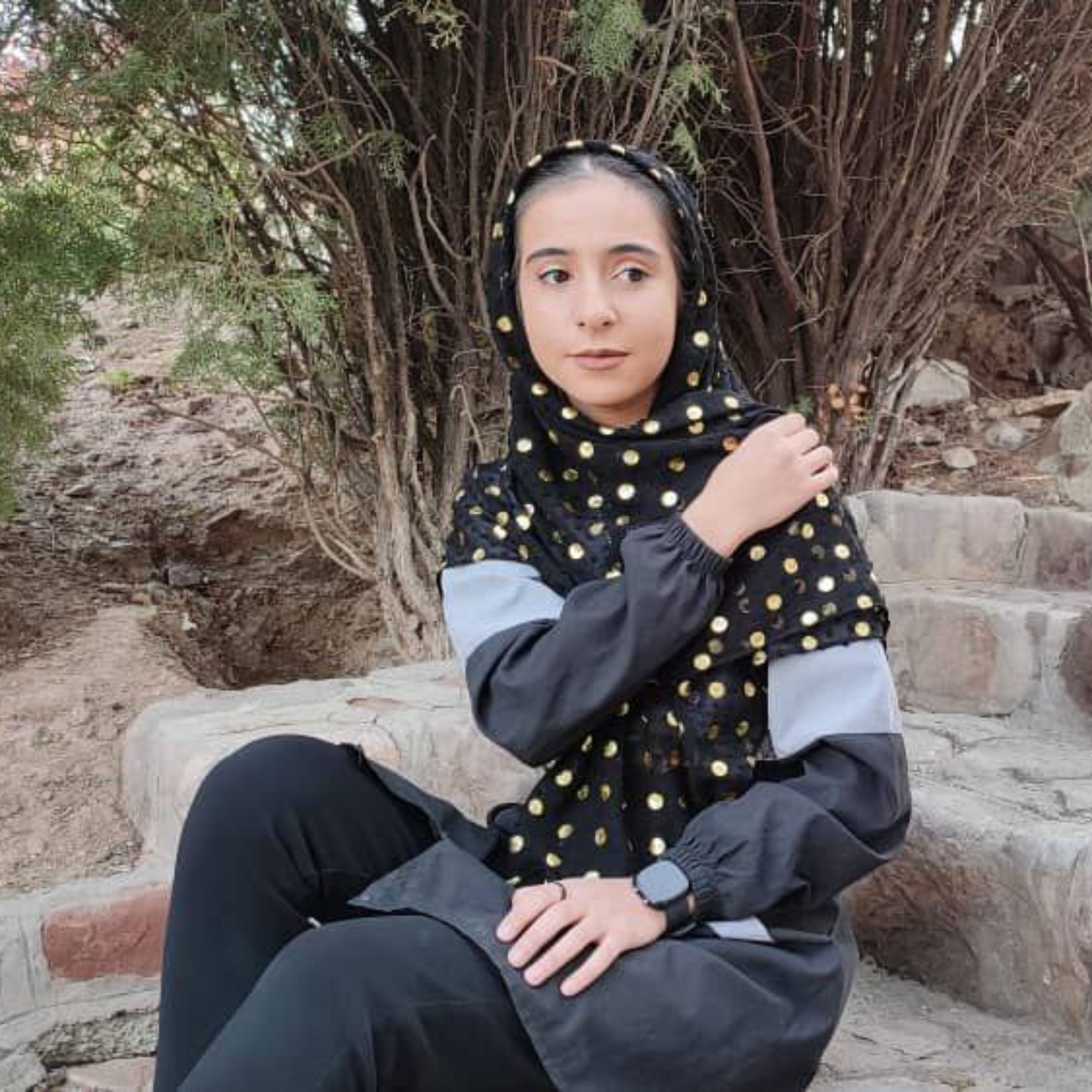 روسری مشکی طلایی حریر پوم دار