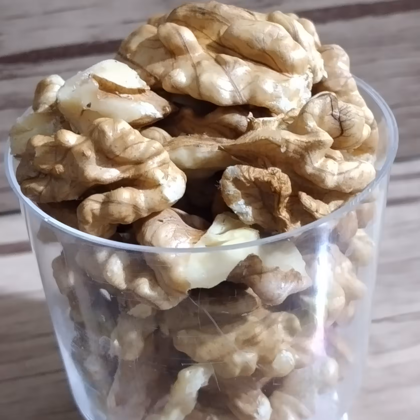 مغزگردوی روغنی وپرازانرژی سفید( دربسته های 1  کیلویی ونیم کیلویی)