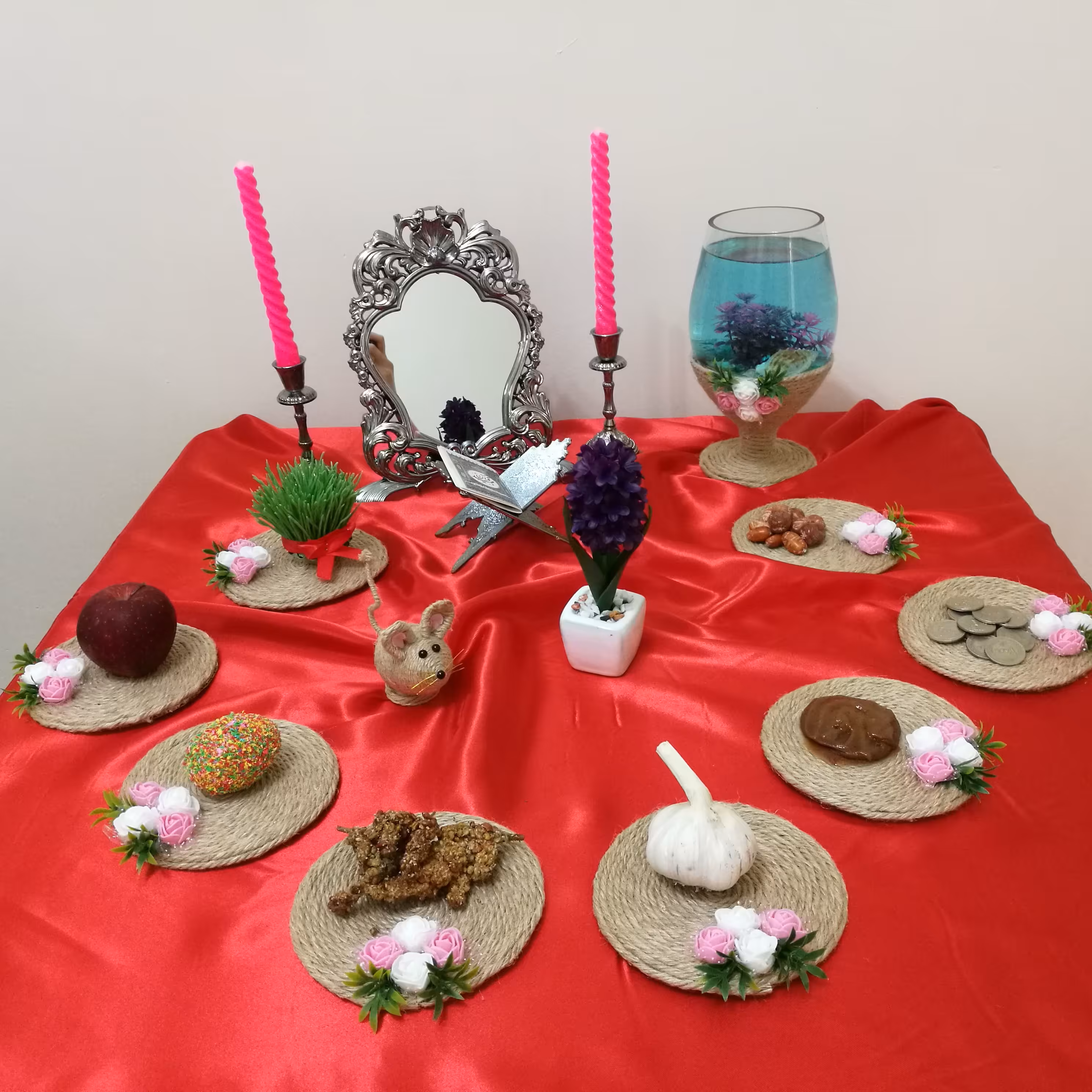 هفت سین کنفی دست ساز، تزیین شده با نخ کنفی و گل فومی