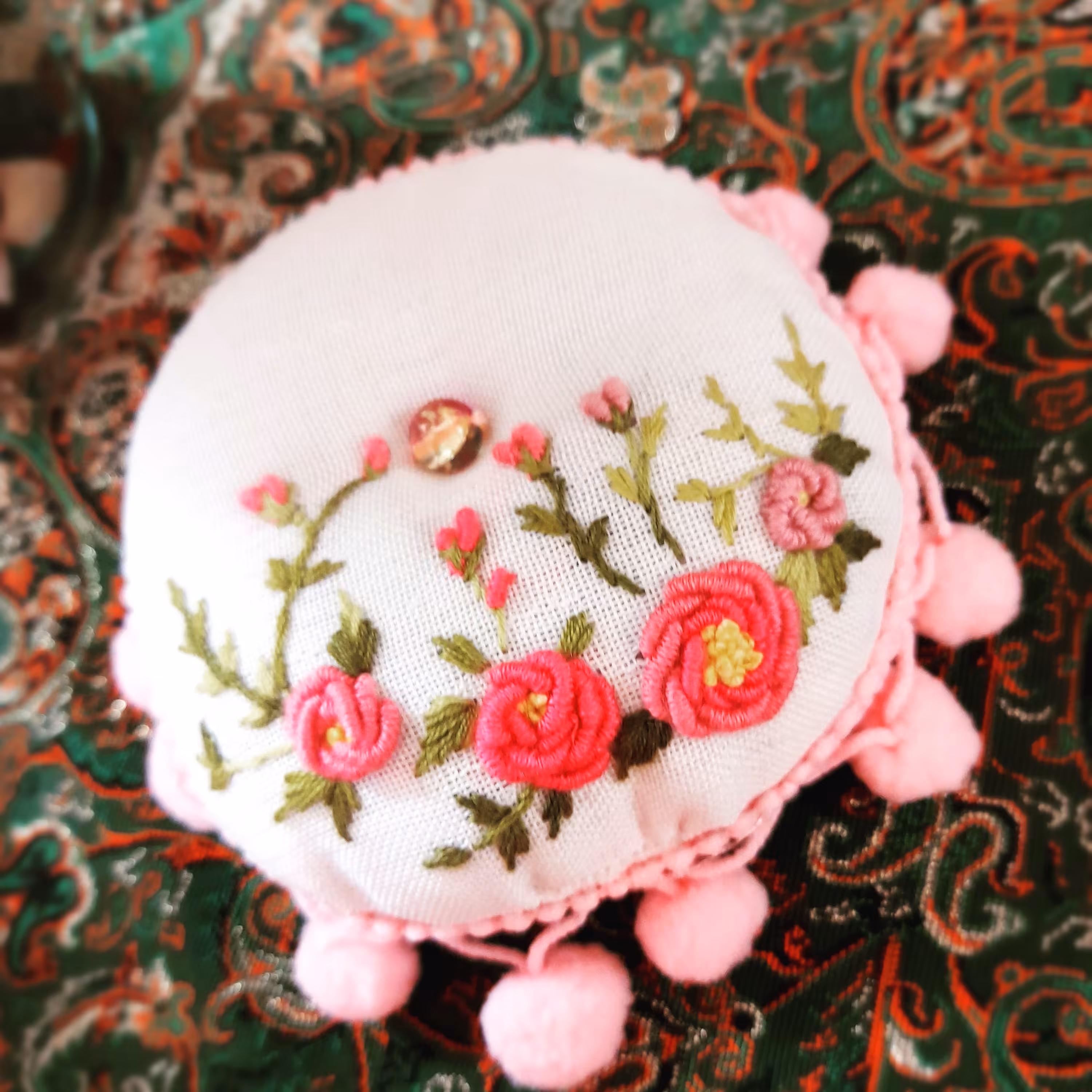 جاسوزنی گلدوزی شده