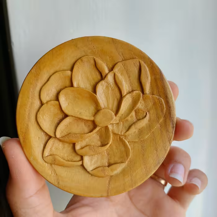 آینه چوبی منبت کاری شده طرح گل چوبینک