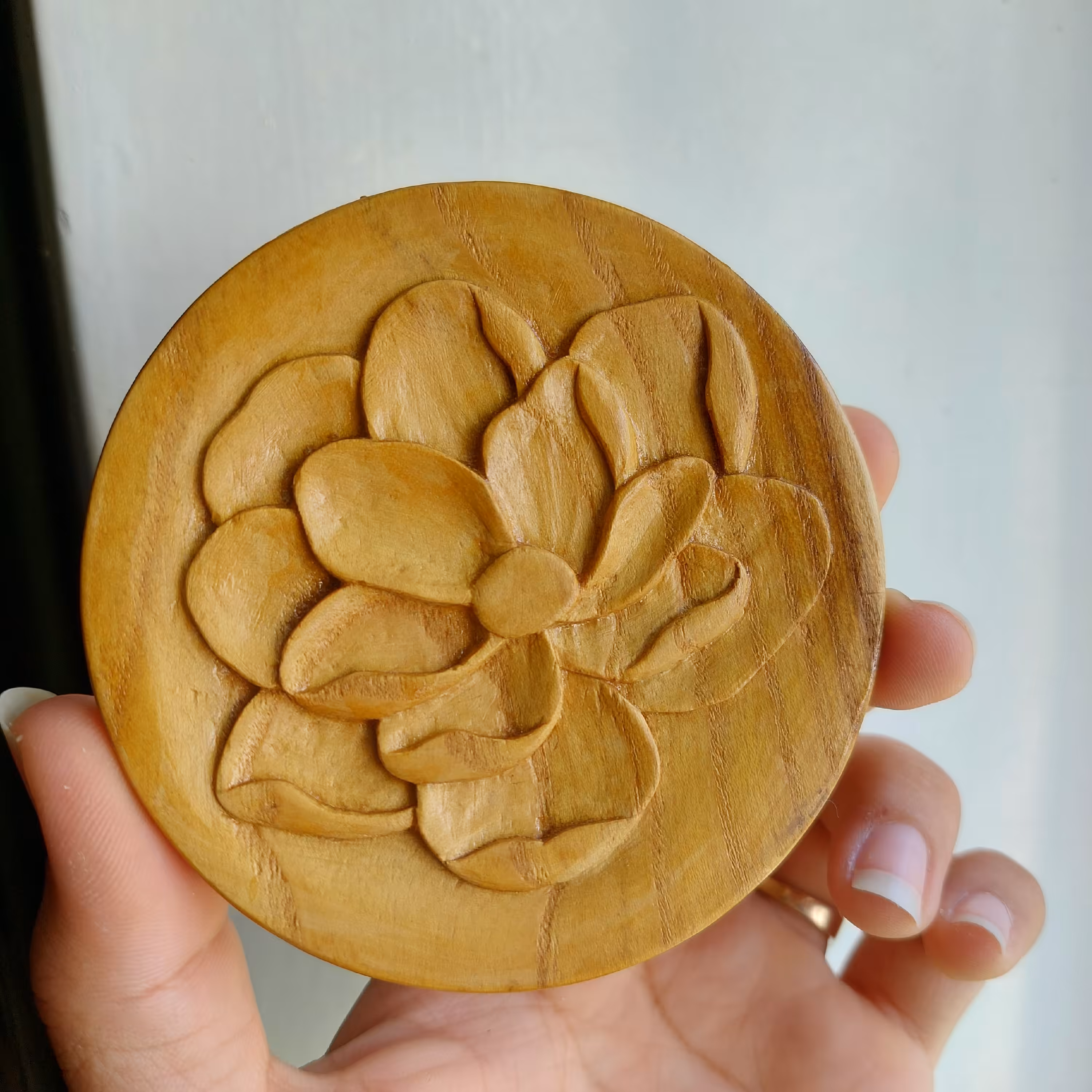 آینه چوبی منبت کاری شده طرح گل چوبینک