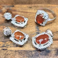 نیم ست زیبای زنانه با نگینهای عقیق یمنی و مخراجهای ماکرو