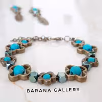 ست دستبند و گوشواره  گُل سنگ فیروه سنگ حدید هفت رنگ گل و پر