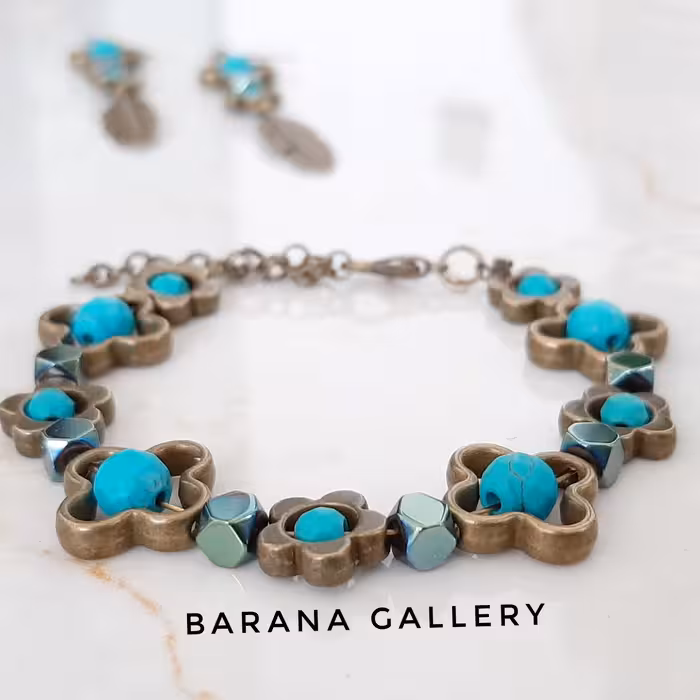 ست دستبند و گوشواره  گُل سنگ فیروه سنگ حدید هفت رنگ گل و پر