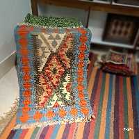 گلیم دستبافت پشمی با ابعاد حدود 60 در 90 و رنگ گیاهی کد 4