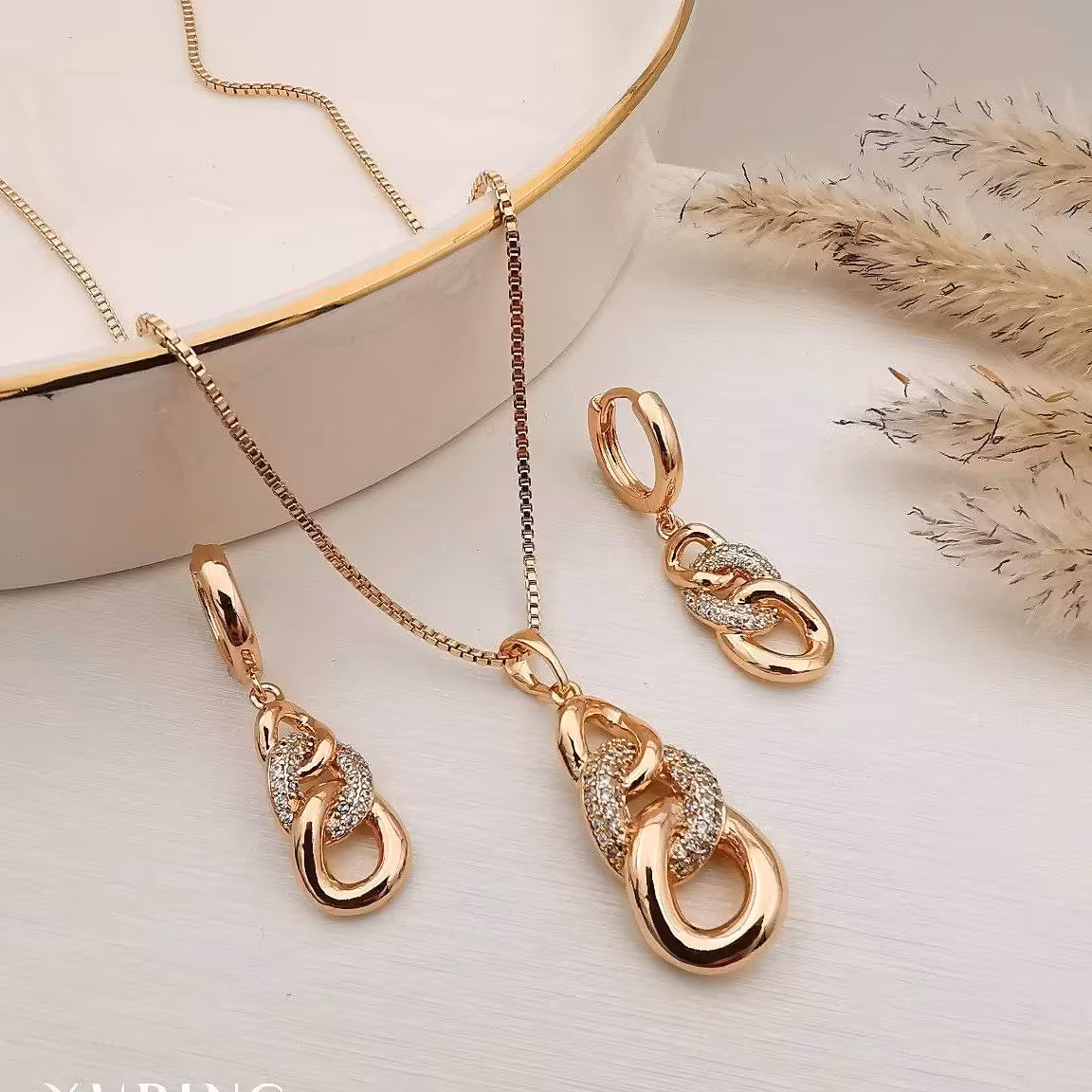 نیمست کارتیر  برند ژوپینگ بدون زنجیر  ابکاری طلا و نگین های اتمی مخراج کاری شده