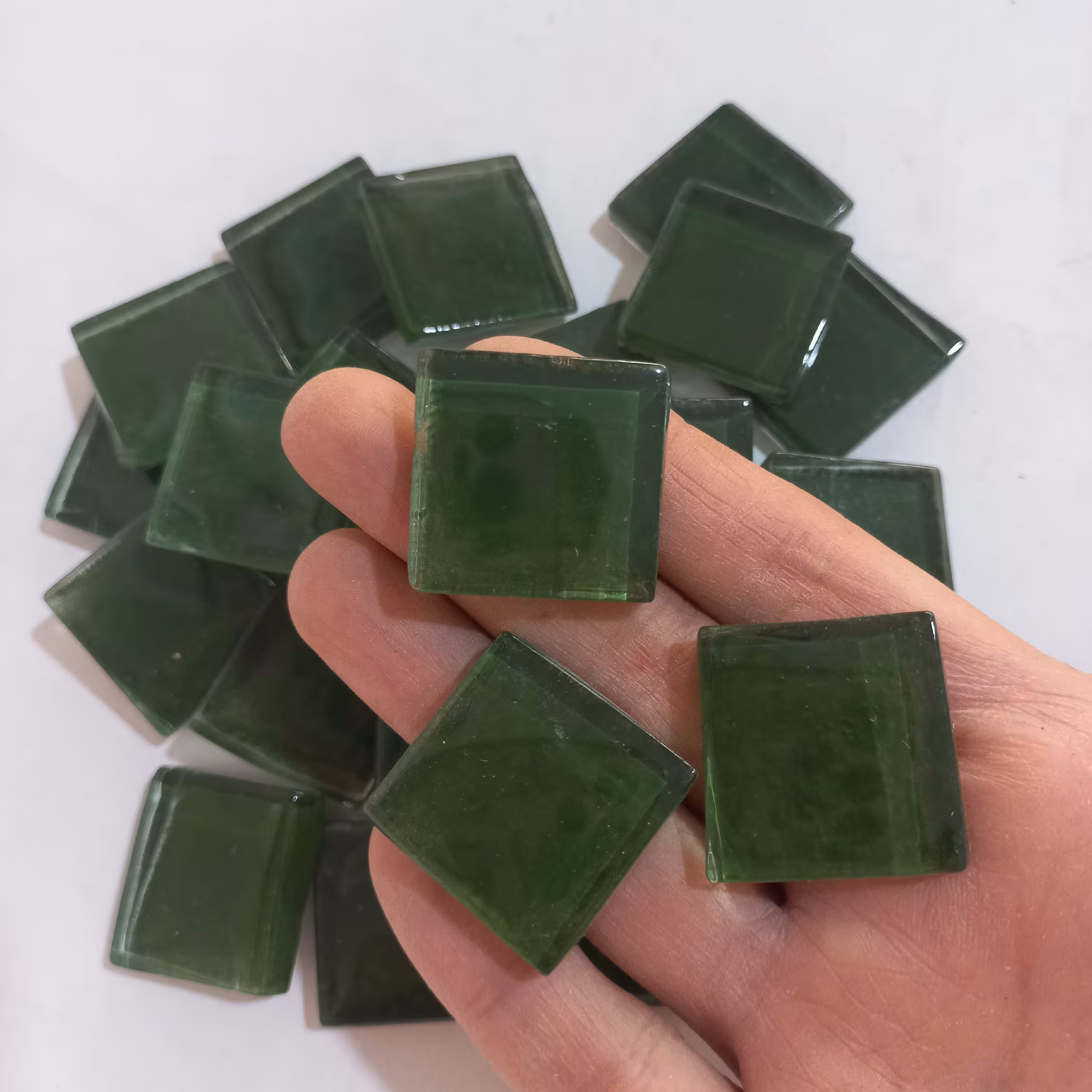 کاشی شیشه ای رنگ سبز پر رنگ 2.5سانتیمتری مخصوص هنر موزاییک