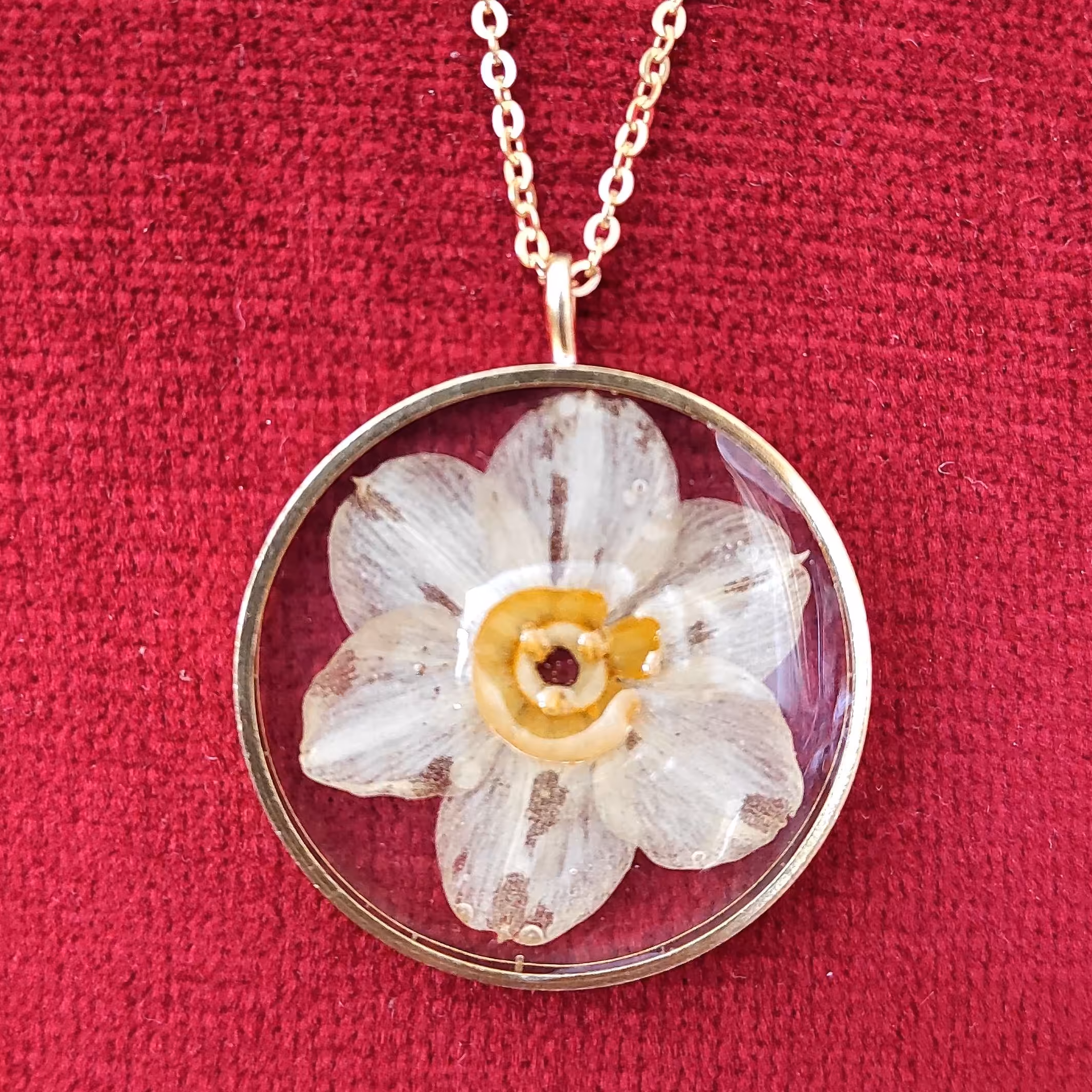 گردنبند رزینی گل نرگس طبیعی با قاب برنجی و زنجیر استیل طلایی