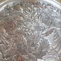 بشقاب قلمزنی مس قلع شده . قطر 30 سانتی . طرح گل و مرغ