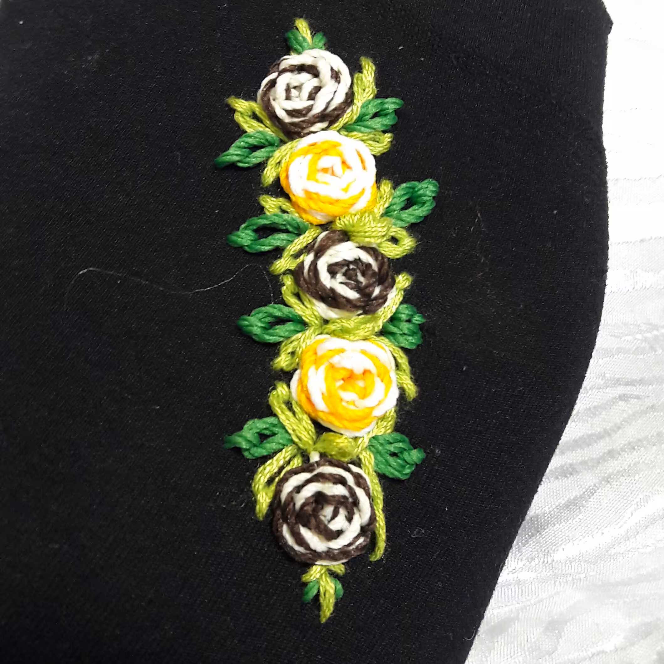 جوراب گلدوزی با دست (گل رز زرد و قهواه ای)