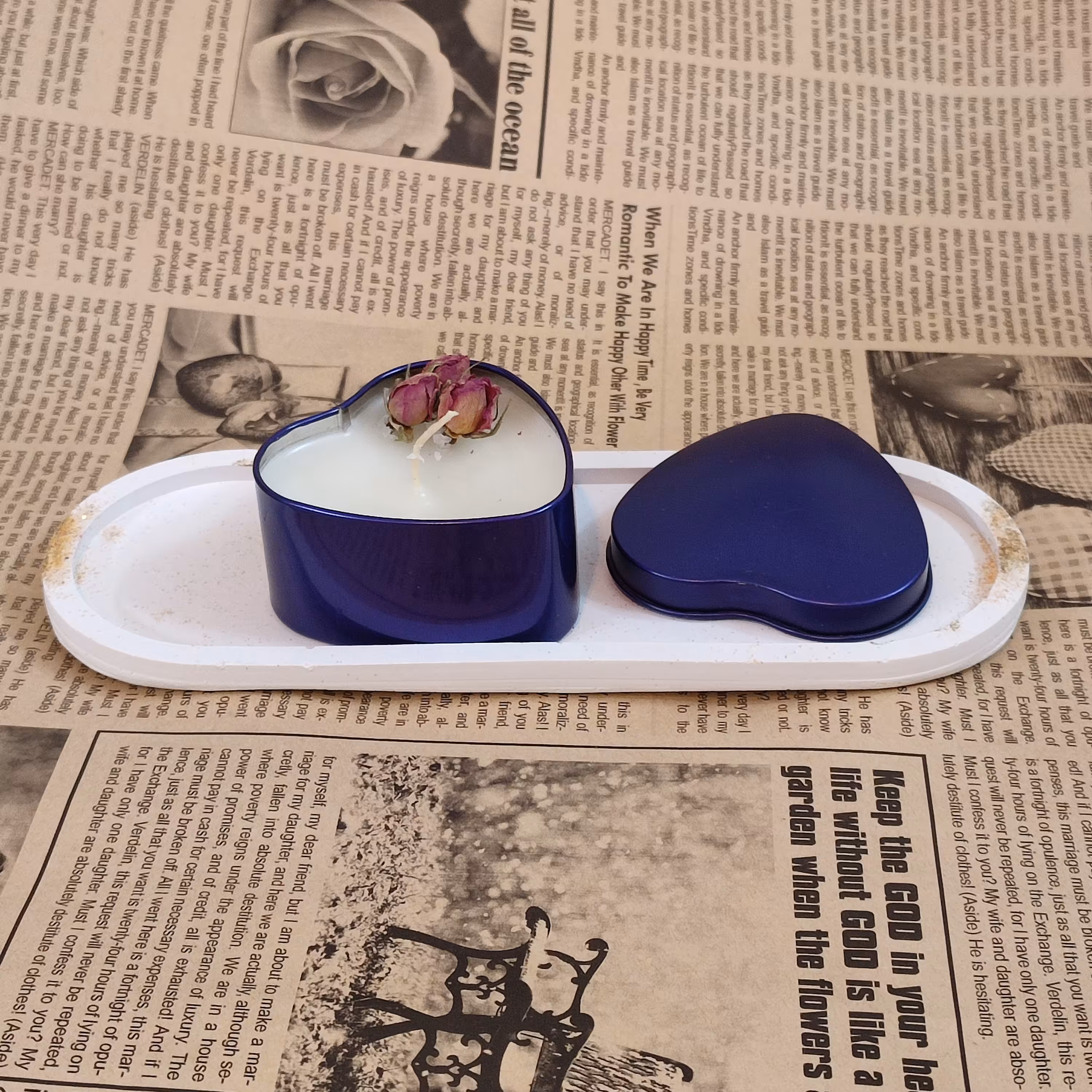 شمع دستساز تزئین شده با گل محمدی طرح قلبی بنفش