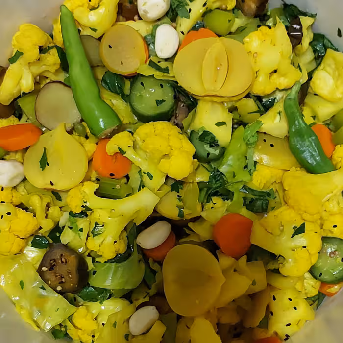 ترشی مخلوط   خانگی بدون رنگ و مواد نگهدارنده  در بسته بندی 13 و نیم کیلویی