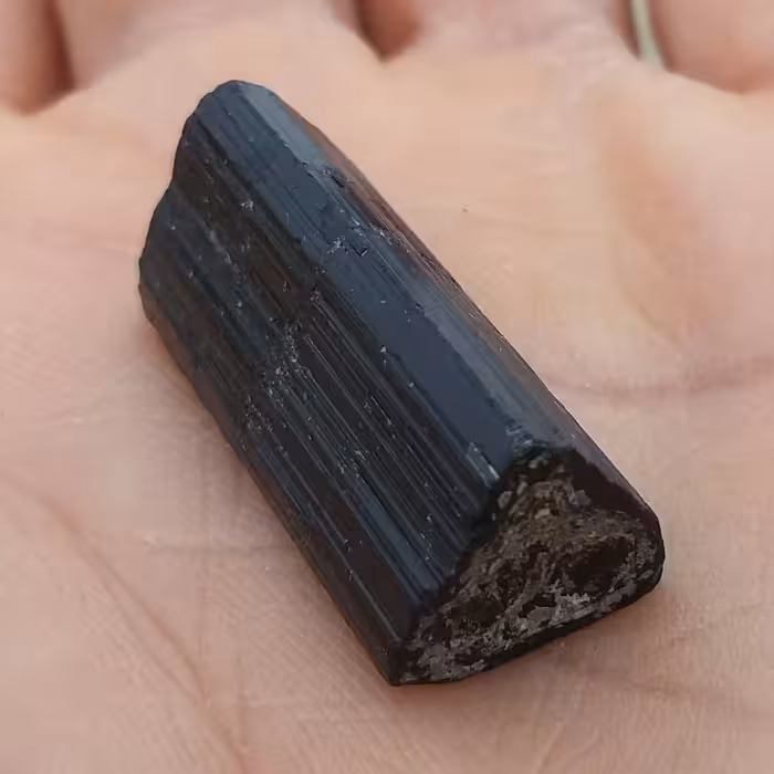 سنگ راف تورمالین شرول وارداتی ارزشمند شاهکار خلقت 100درصد طبیعی
مناسب جهت کلکسیون و ساخت نگین کد 9500