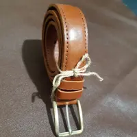 کمربند مردانه چرم طبیعی دستدوز با دولایه چرم گاوی دوخته شده با نخ موم زده و دستدوز سگک خارجی 