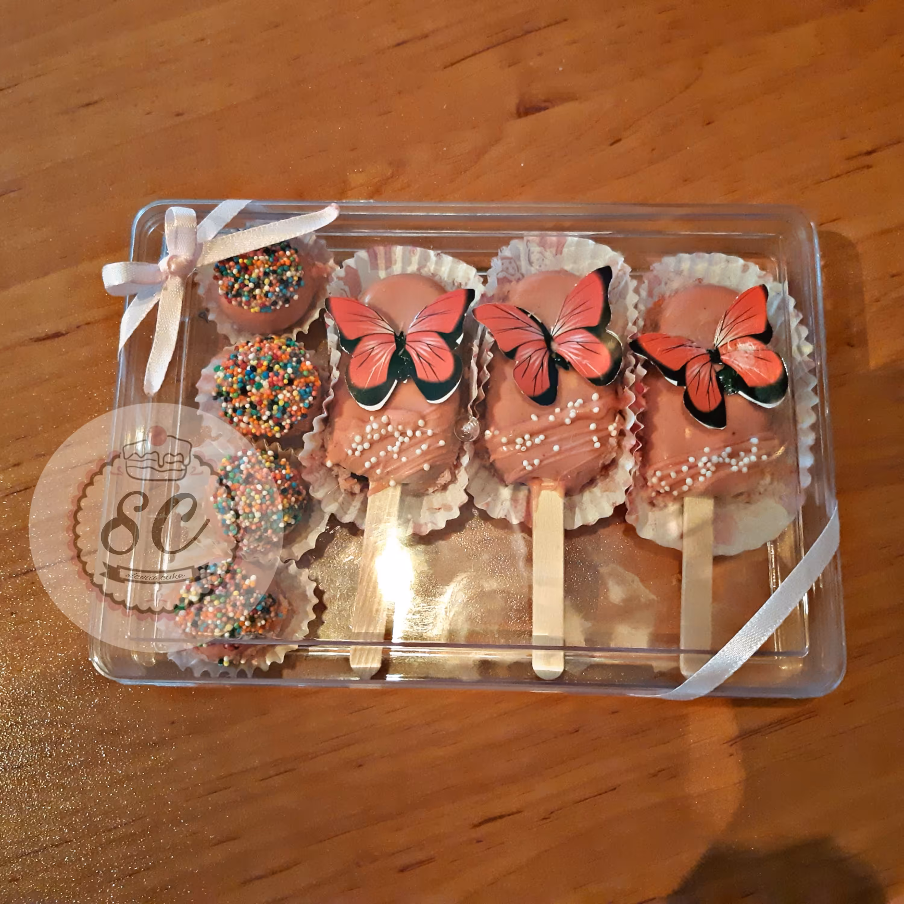 باکس هدیه پاپسیکل و توپک های شیرینی فرانسوی