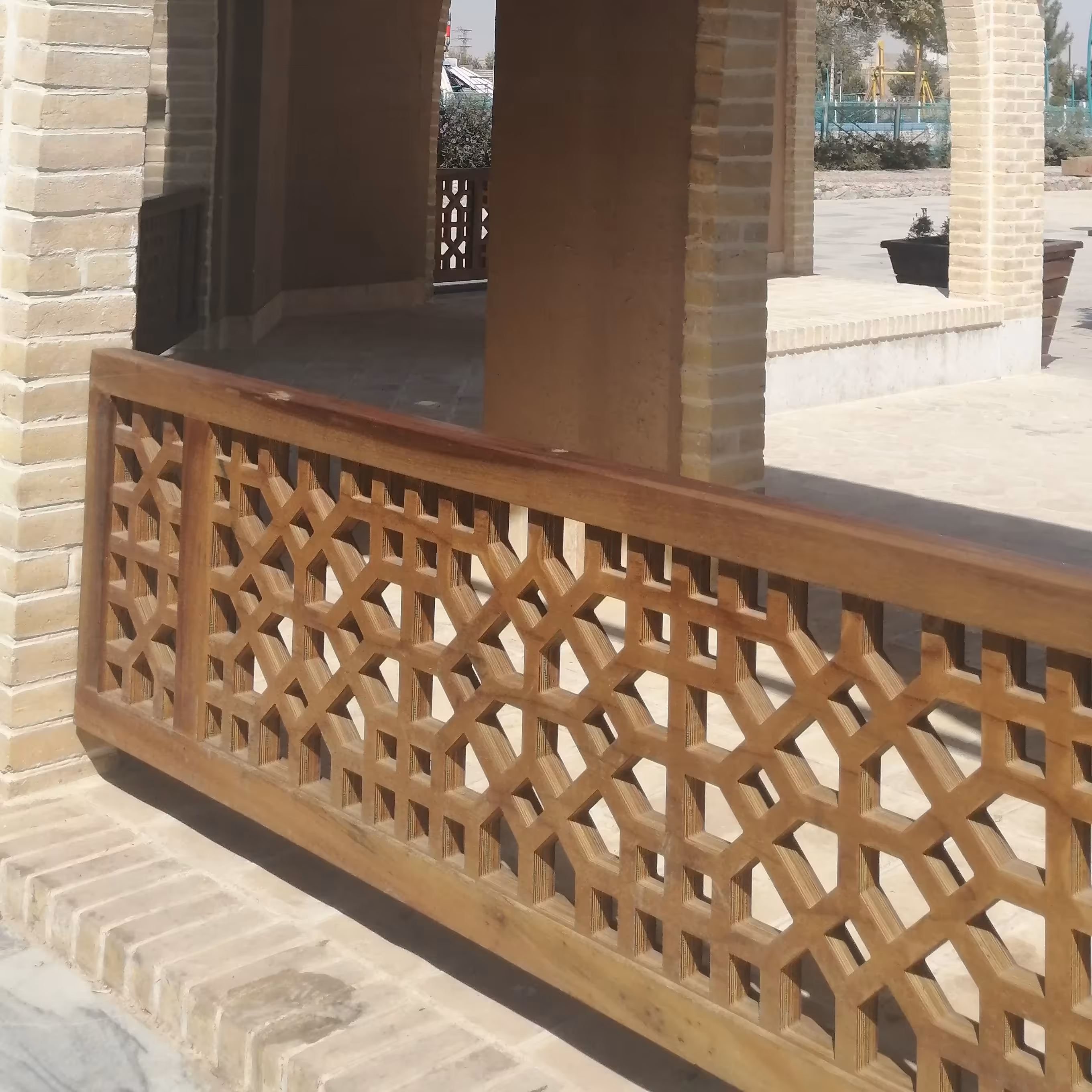 نرده چوبی سنتی با طرح گره مشبک ارتفاع 70سانتیمتر و طول دلخواه