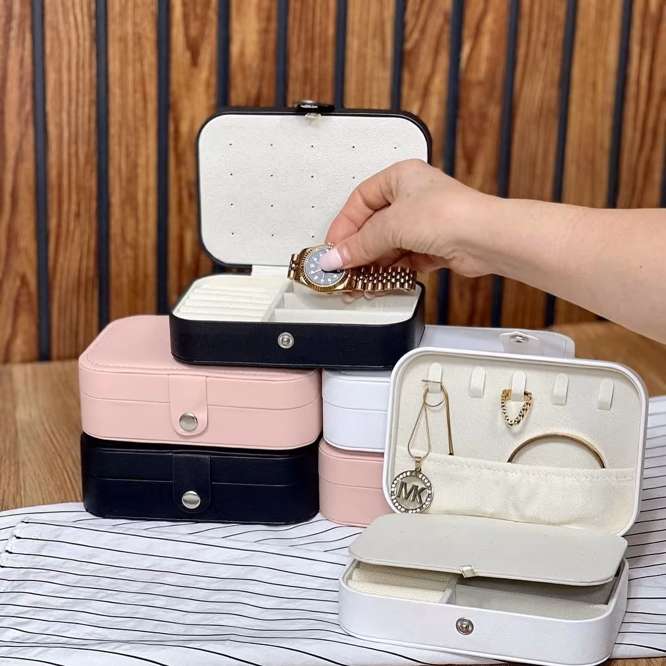 جا جواهراتی مسافرتی
با جنس رویه چرم ضد آب و جنس داخلی مخمل



