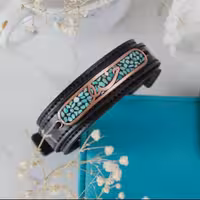 دستبند چرم و پلاک مسی مزین به هنر فیروزه کوبی