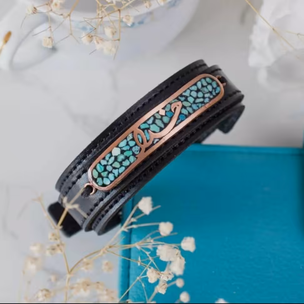 دستبند چرم و پلاک مسی مزین به هنر فیروزه کوبی