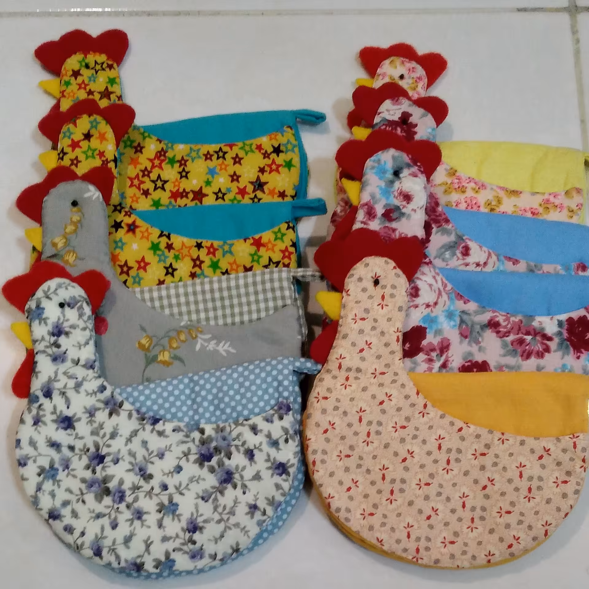 دستگیره های پارچه ای طرح مرغ کاکل زری. تهیه شده از  پارچه آستری  پارچه نخی و پشم شیشه. 