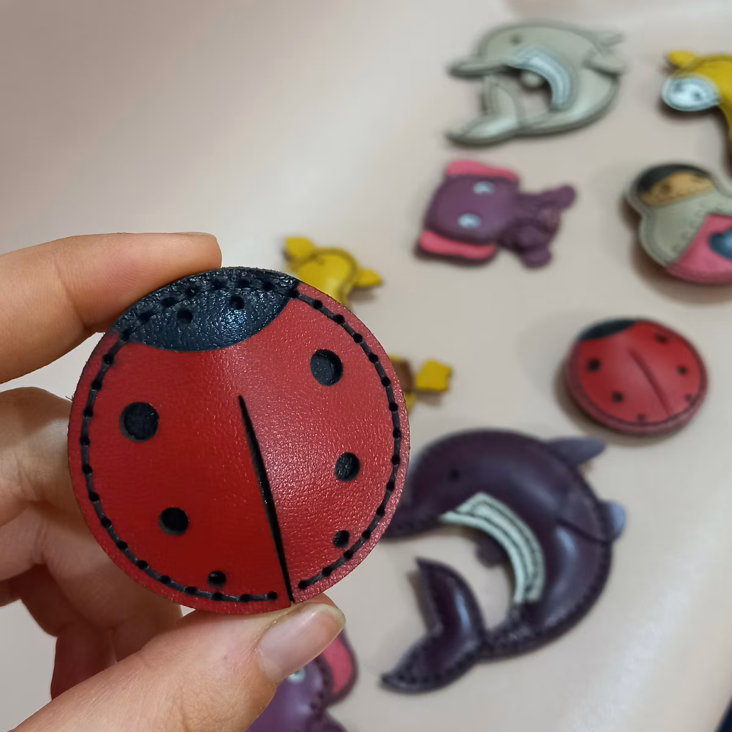 مگنت و رویخچالی
طرح کفشدوزک دوخته شده با
چرم طبیعی و دستدوز

زیبا و بانمک
