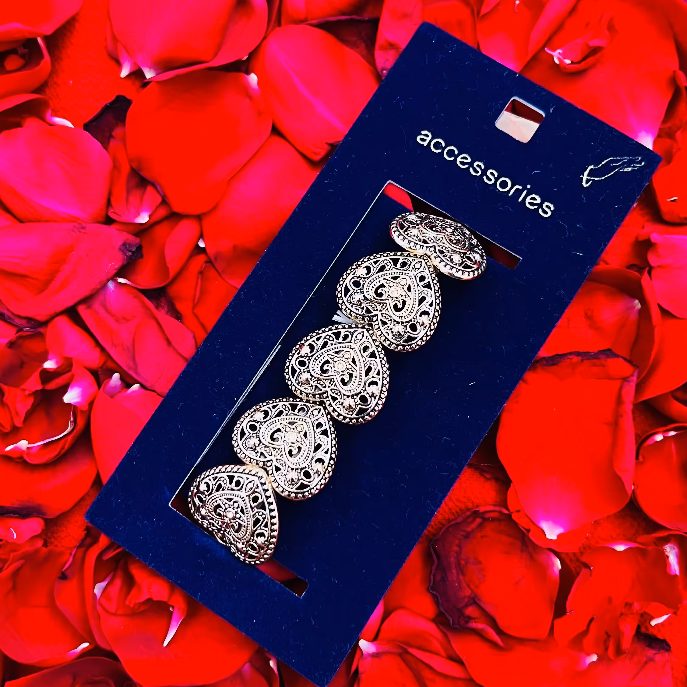 دستبند کشی طلایی با سیاه قلم مشکی قلبی