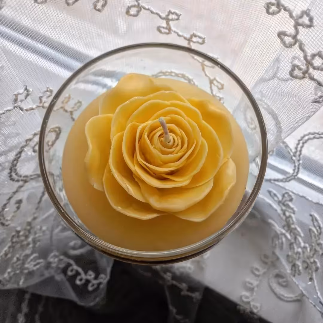 شمع گل زرد با جام بسیار خوش رنگ کاملا دست ساز (مناسب برای استفاده هفت سین و دکوری)